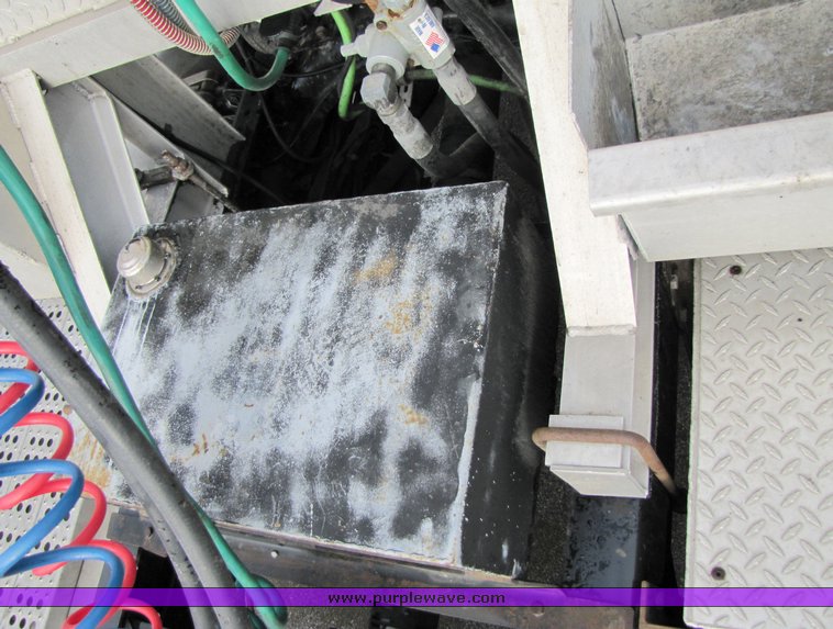 image for item 3106 2004 Freightliner Conventional Classic FLD120 semi truck