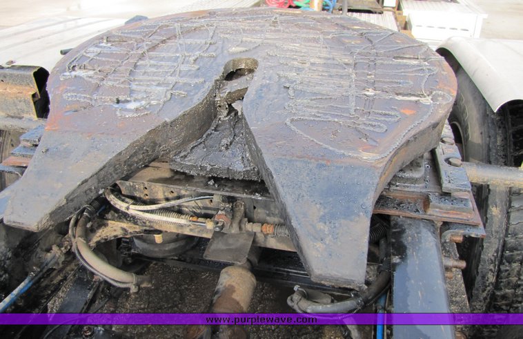 image for item 3106 2004 Freightliner Conventional Classic FLD120 semi truck