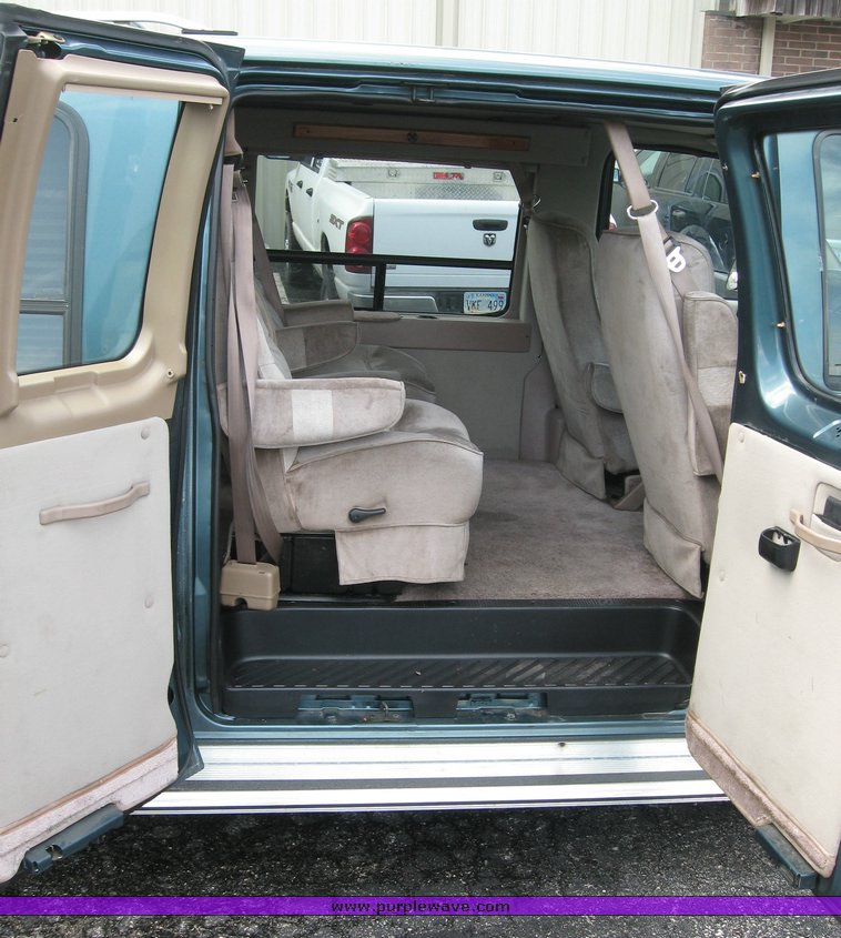 image for item 3753 1995 Ford Econoline E150