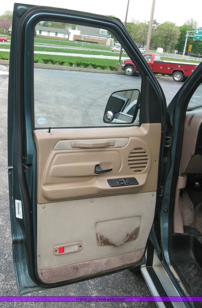 image for item 3753 1995 Ford Econoline E150