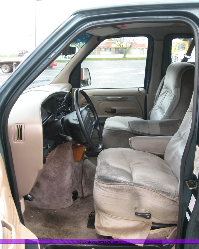 image for item 3753 1995 Ford Econoline E150