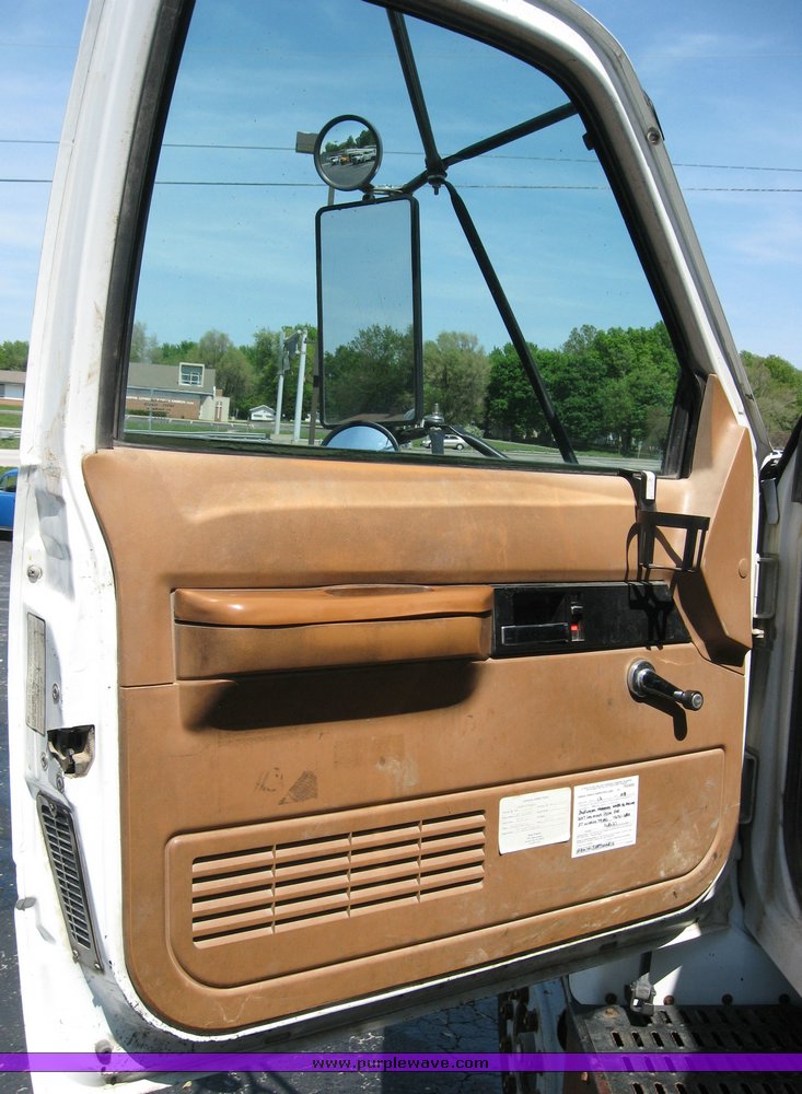 image for item 3754 1994 GMC Topkick C7H042 crane truck