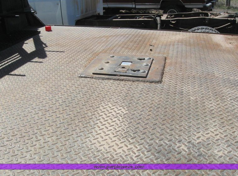 image for item 6213 2000 Ford F550 Super Duty flatbed pickup with gooseneck hitch