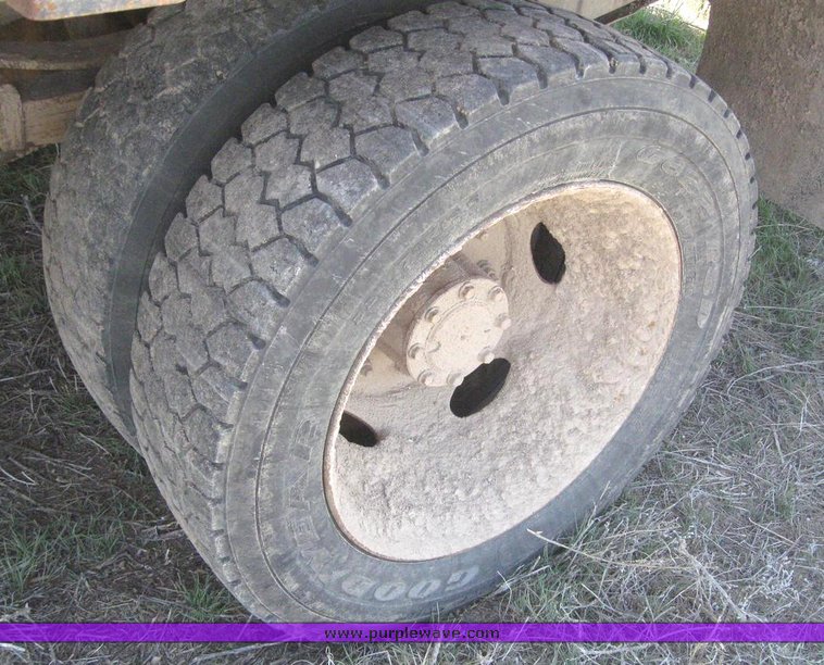 image for item 6213 2000 Ford F550 Super Duty flatbed pickup with gooseneck hitch