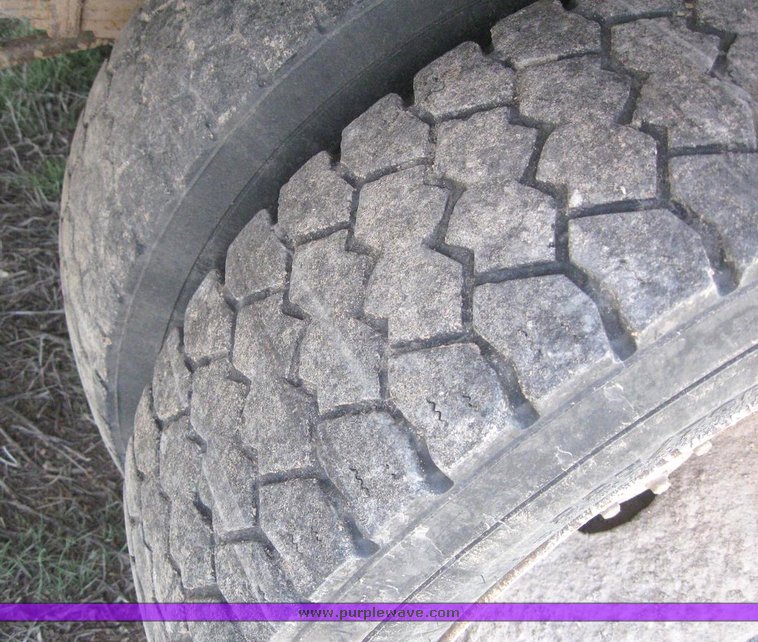 image for item 6213 2000 Ford F550 Super Duty flatbed pickup with gooseneck hitch