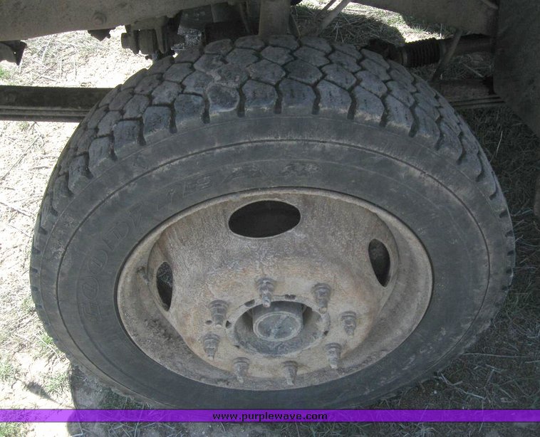 image for item 6213 2000 Ford F550 Super Duty flatbed pickup with gooseneck hitch