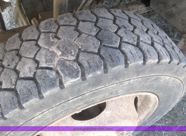 image for item 6213 2000 Ford F550 Super Duty flatbed pickup with gooseneck hitch