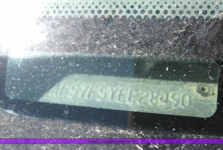 image for item 6213 2000 Ford F550 Super Duty flatbed pickup with gooseneck hitch