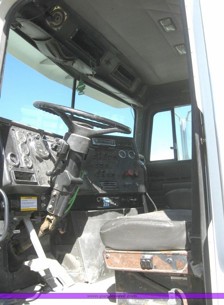 image for item 6225 1998 International 9100 6x4 semi tractor