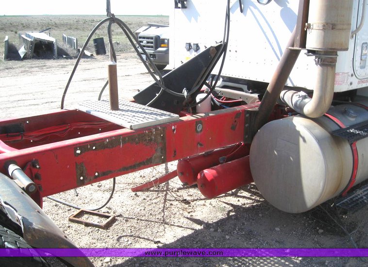 image for item 6226 1998 International 9100 6x4 semi tractor