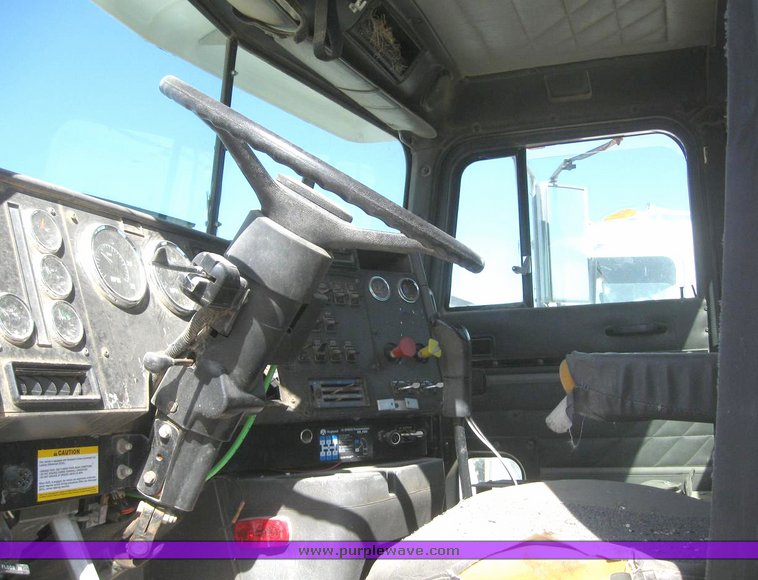 image for item 6226 1998 International 9100 6x4 semi tractor