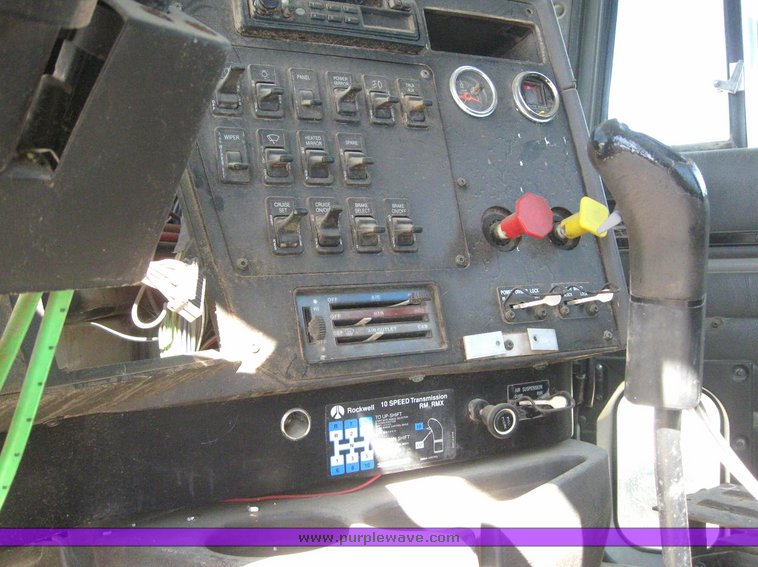 image for item 6226 1998 International 9100 6x4 semi tractor