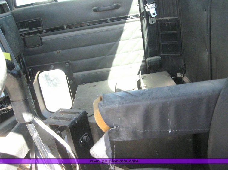 image for item 6226 1998 International 9100 6x4 semi tractor