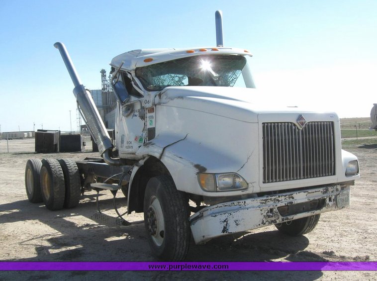 image for item 6227 2004 International 9200i semi tractor