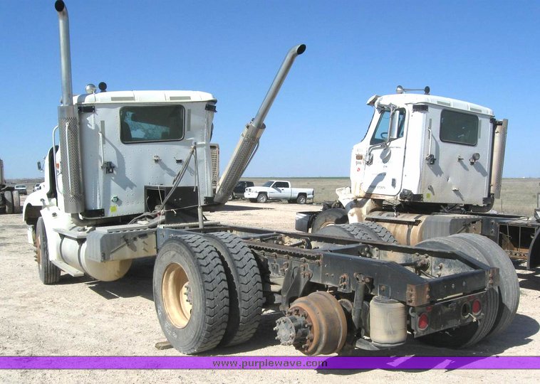 image for item 6227 2004 International 9200i semi tractor