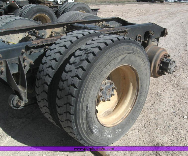 image for item 6227 2004 International 9200i semi tractor