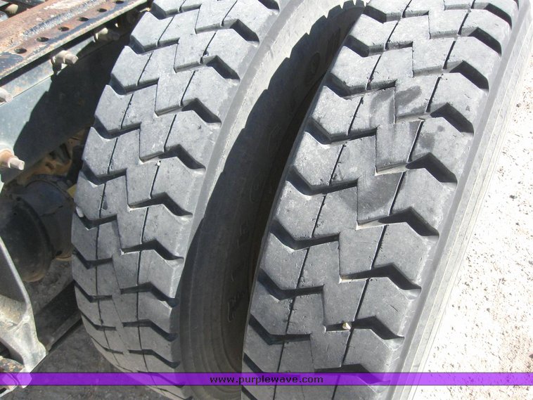 image for item 6227 2004 International 9200i semi tractor