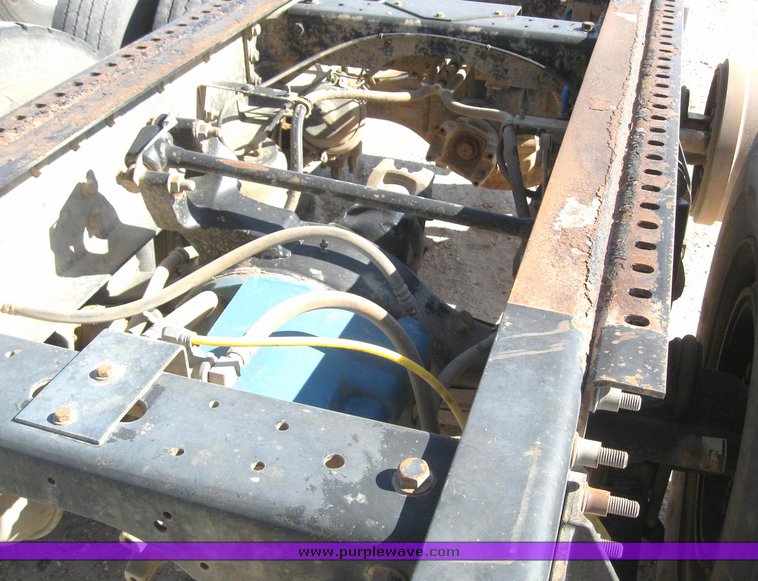 image for item 6227 2004 International 9200i semi tractor