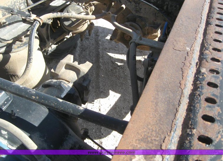 image for item 6227 2004 International 9200i semi tractor