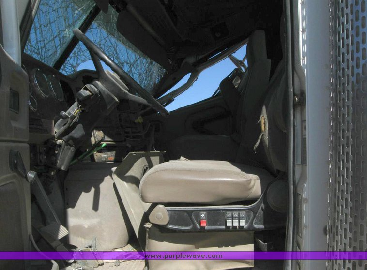 image for item 6227 2004 International 9200i semi tractor