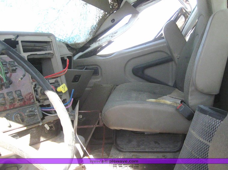 image for item 6227 2004 International 9200i semi tractor