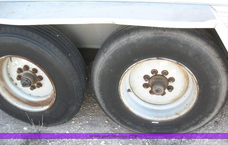 image for item 6230 1996 Barret 24' gooseneck trailer