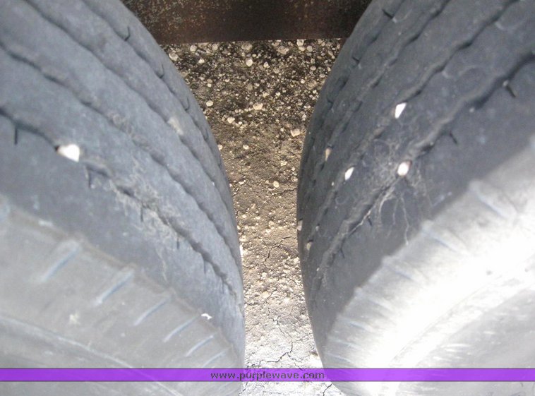 image for item 6230 1996 Barret 24' gooseneck trailer