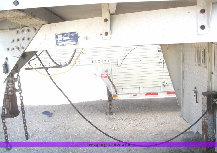 image for item 6230 1996 Barret 24' gooseneck trailer