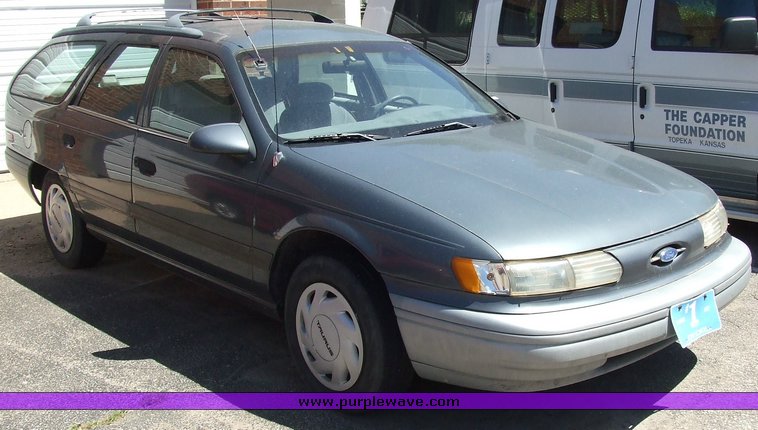 image for item 7000 1992 Ford Taurus GL station wagon
