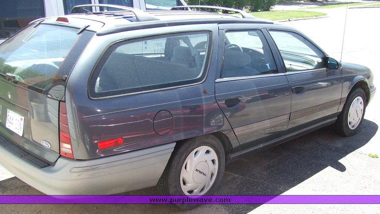 image for item 7000 1992 Ford Taurus GL station wagon