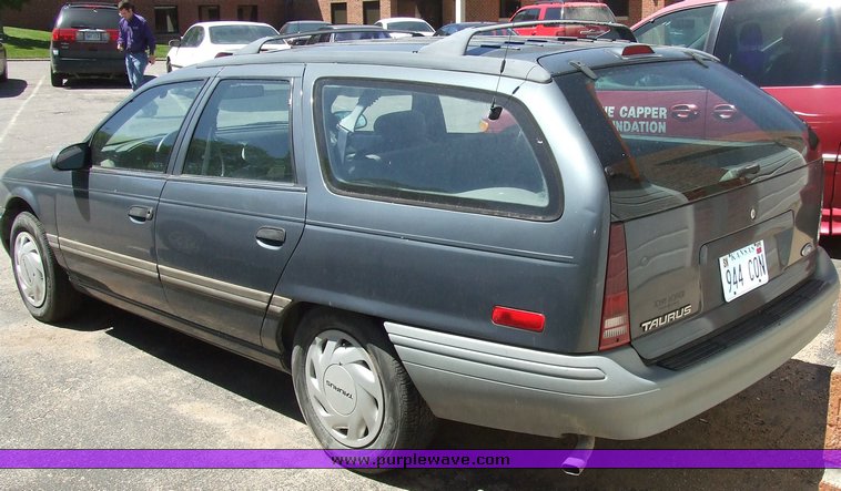 image for item 7000 1992 Ford Taurus GL station wagon