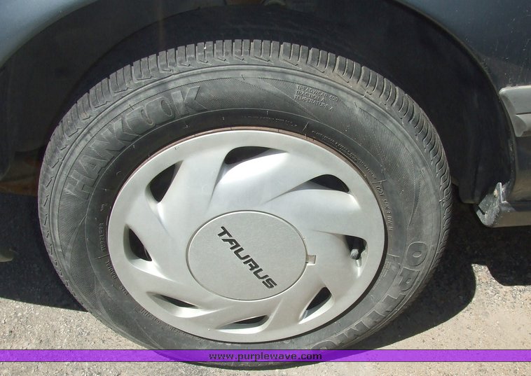 image for item 7000 1992 Ford Taurus GL station wagon