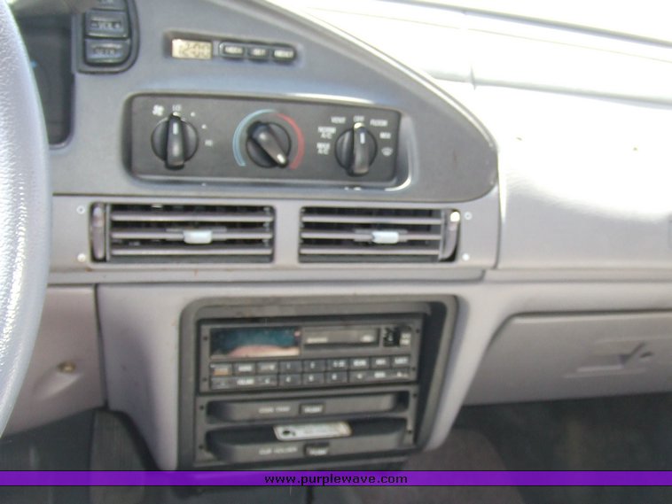 image for item 7000 1992 Ford Taurus GL station wagon