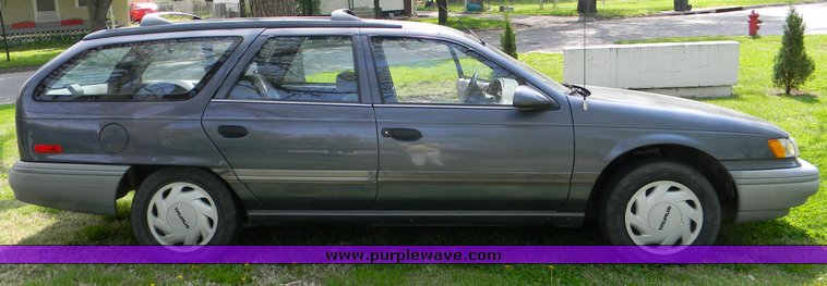 image for item 7000 1992 Ford Taurus GL station wagon