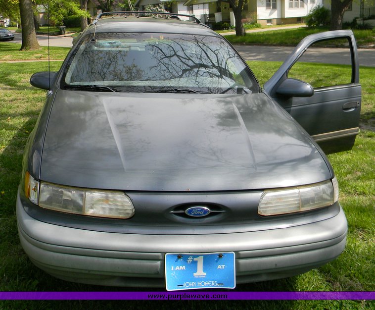 image for item 7000 1992 Ford Taurus GL station wagon
