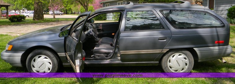image for item 7000 1992 Ford Taurus GL station wagon