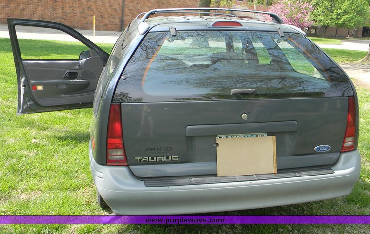 image for item 7000 1992 Ford Taurus GL station wagon