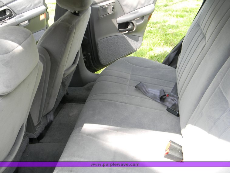 image for item 7000 1992 Ford Taurus GL station wagon