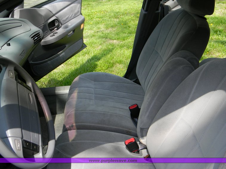 image for item 7000 1992 Ford Taurus GL station wagon