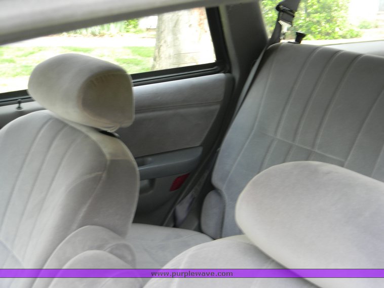 image for item 7000 1992 Ford Taurus GL station wagon