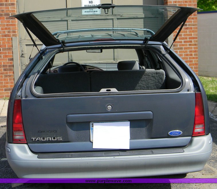 image for item 7000 1992 Ford Taurus GL station wagon