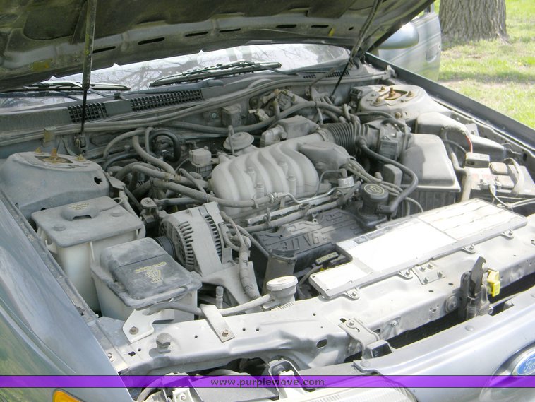 image for item 7000 1992 Ford Taurus GL station wagon