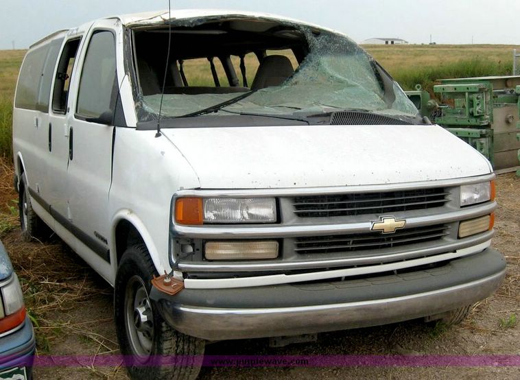 image for item 8726 2000 Chevrolet Express G3500 van