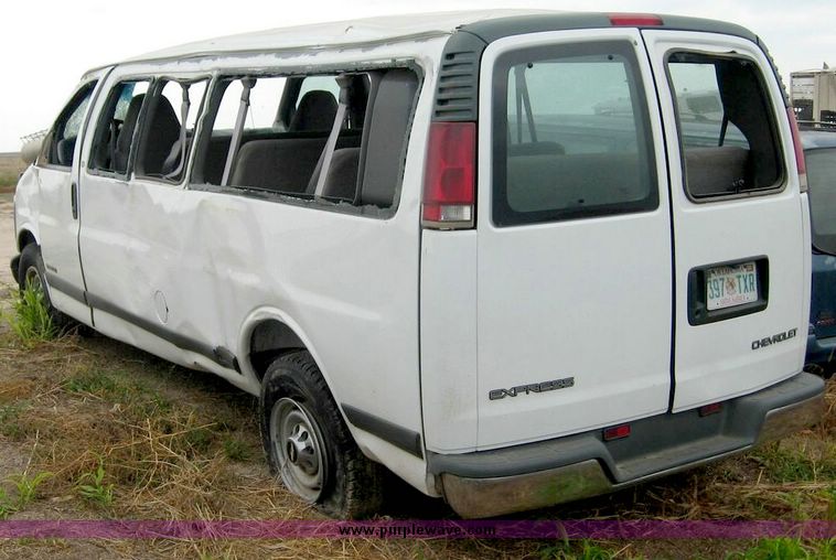 image for item 8726 2000 Chevrolet Express G3500 van
