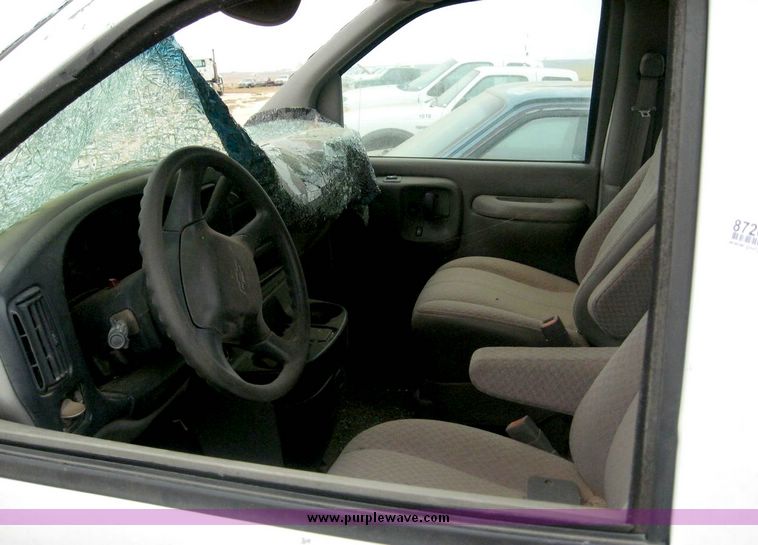 image for item 8726 2000 Chevrolet Express G3500 van