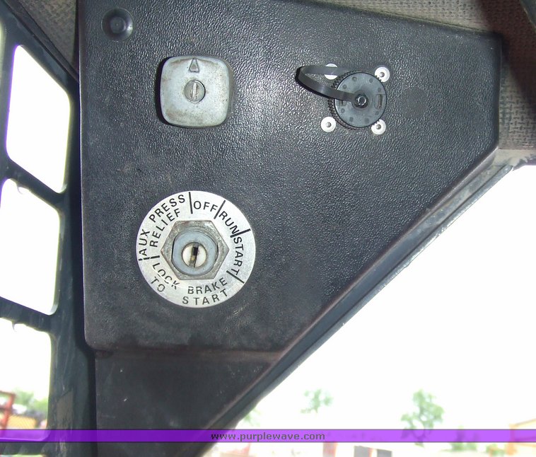 image for item 2169 1994 Bobcat 853H skid steer