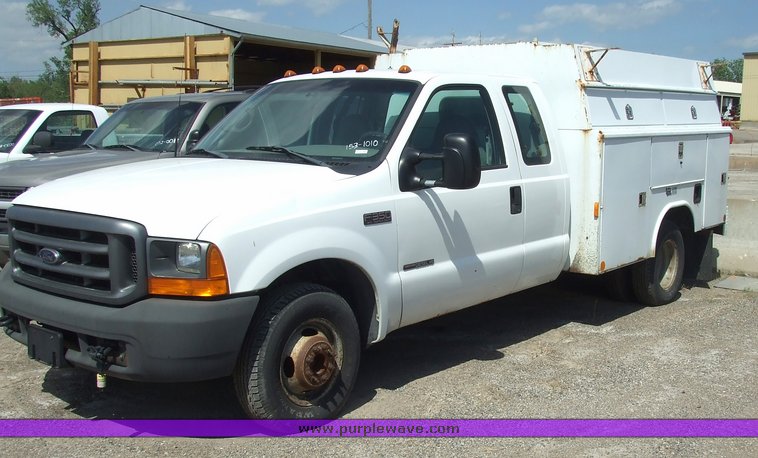 image for item 2173 2000 Ford F350 Super Duty four-door extended cab pickup