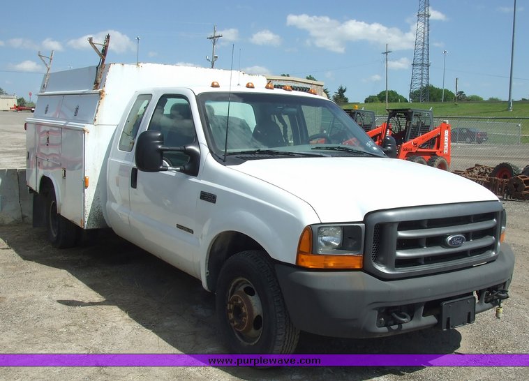 image for item 2173 2000 Ford F350 Super Duty four-door extended cab pickup