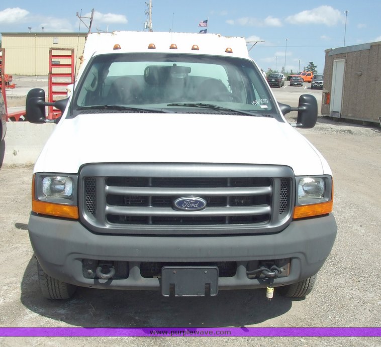 image for item 2173 2000 Ford F350 Super Duty four-door extended cab pickup