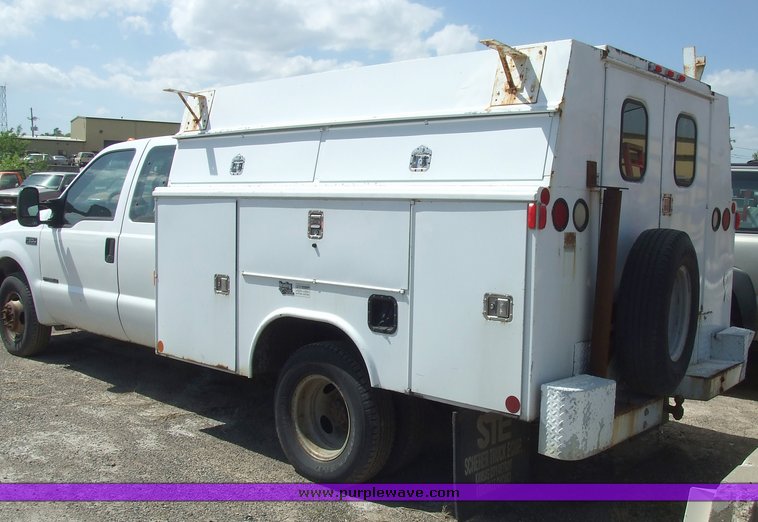 image for item 2173 2000 Ford F350 Super Duty four-door extended cab pickup